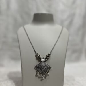 Stylish Fashion Pendant Necklace – A Perfect Blend of Elegance & Charm - Image 2