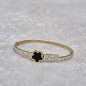 Black Clover Elegance Bracelet – Classic with a Twist - Image 1